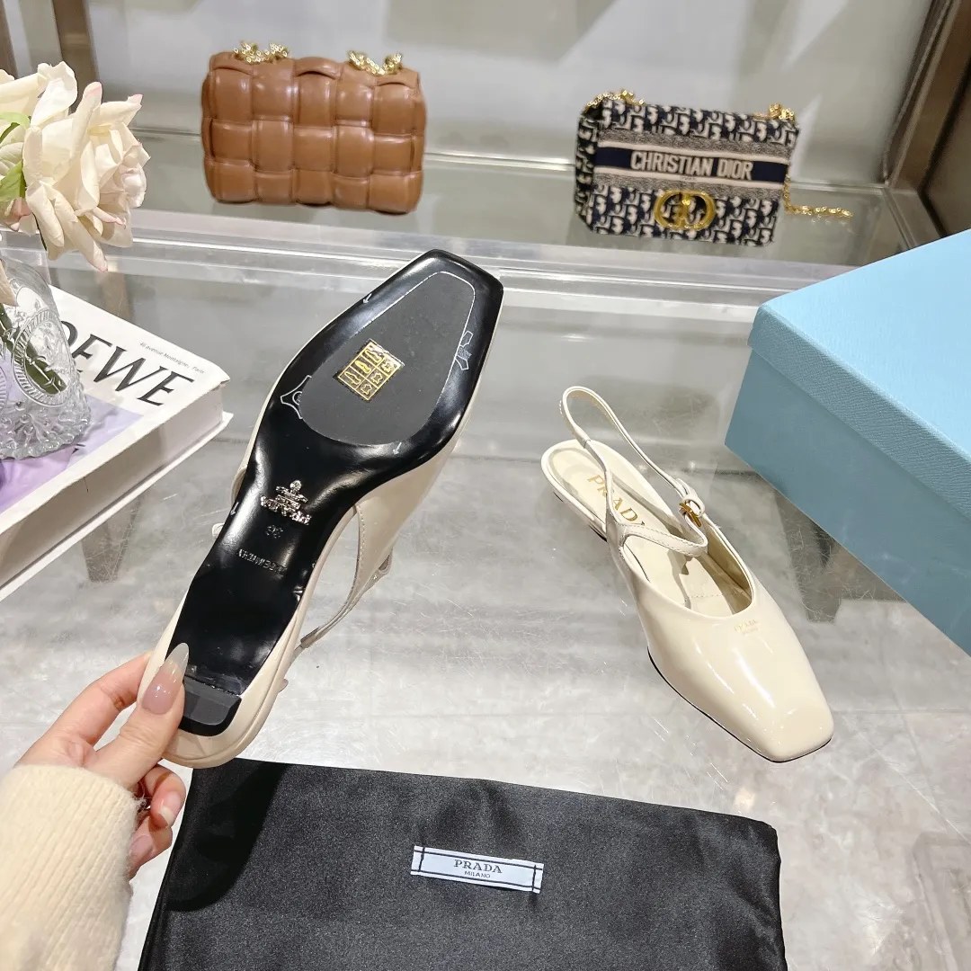 👟👟Ex-factory price 500👟👟 25-year new model launched on the catwalk star's new fashion trend [PRADA] square toe high heel square heel thick heel sandal back empty single shoe. ✨✨The upper is made of imported cow patent leather, the open edge beads and the inner pads are made of imported sheepskin, and the Italian injection molded leather outsole. ⚠️3 heel heights: flat, 5.5cm, 8.3cm. 🐎size: 35-40 (41 can be customized, non-refundable)